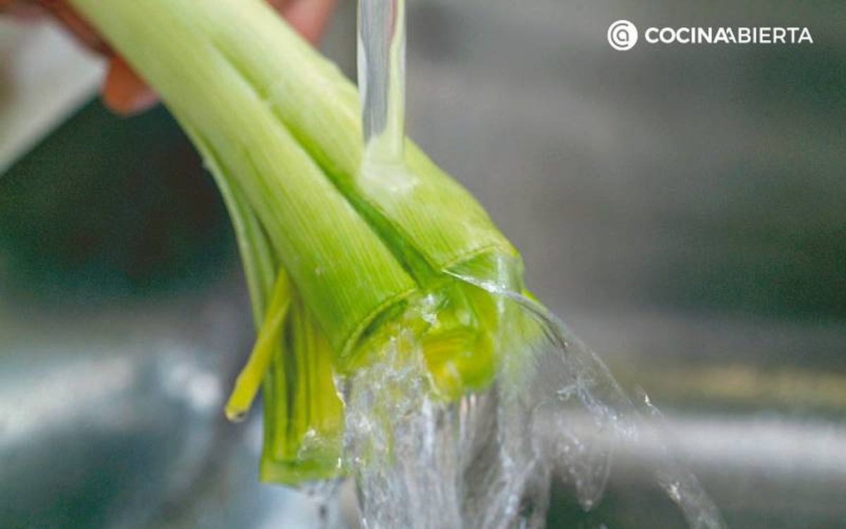 Cómo limpiar un puerro - Limpia el puerro con agua