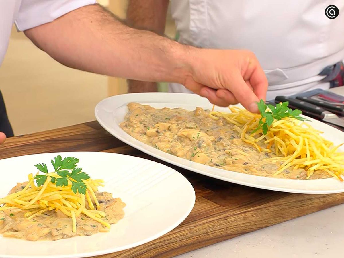 Sirve los muslos de pollo Strogonoff