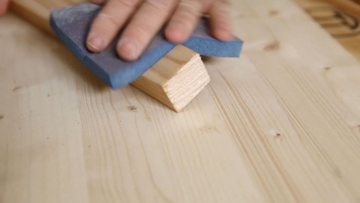 Hacer una mesita auxiliar con perchas paso 1