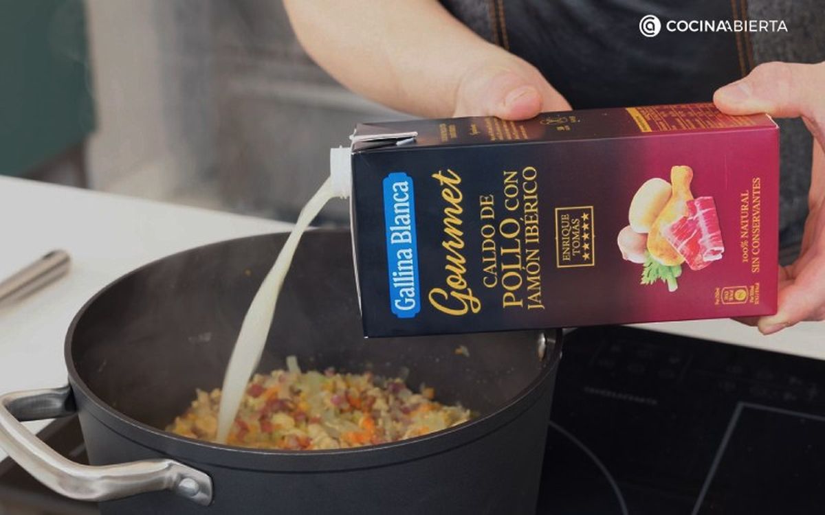 Sopa de pollo con jamón y huevo duro - paso 2