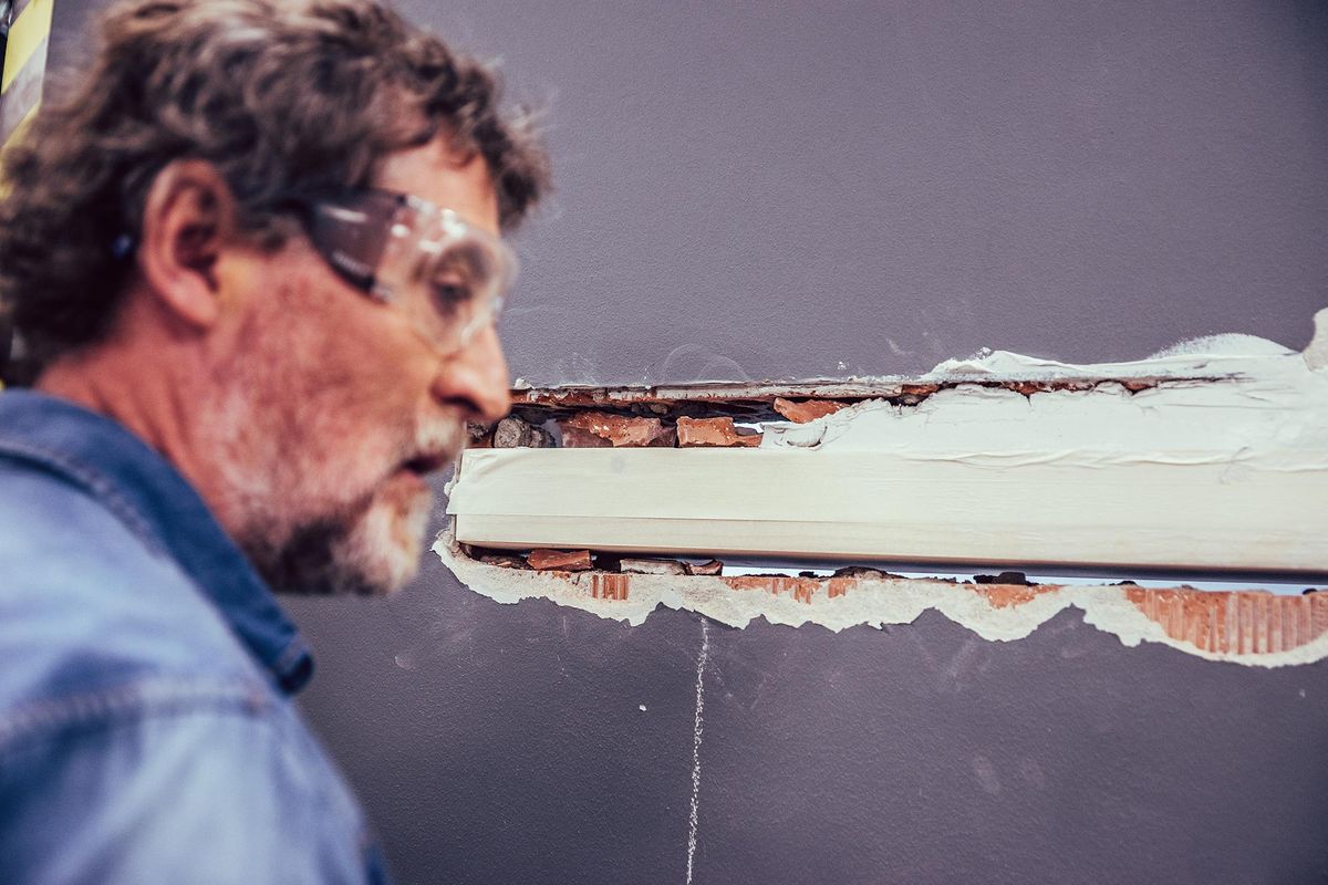 Cómo abrir un pasaplatos en la pared paso 3