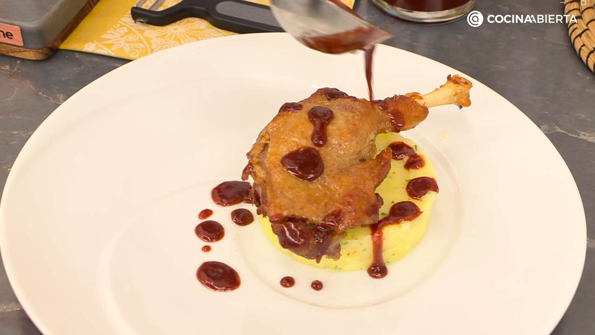 Vierte encima del confit la salsa de fresas