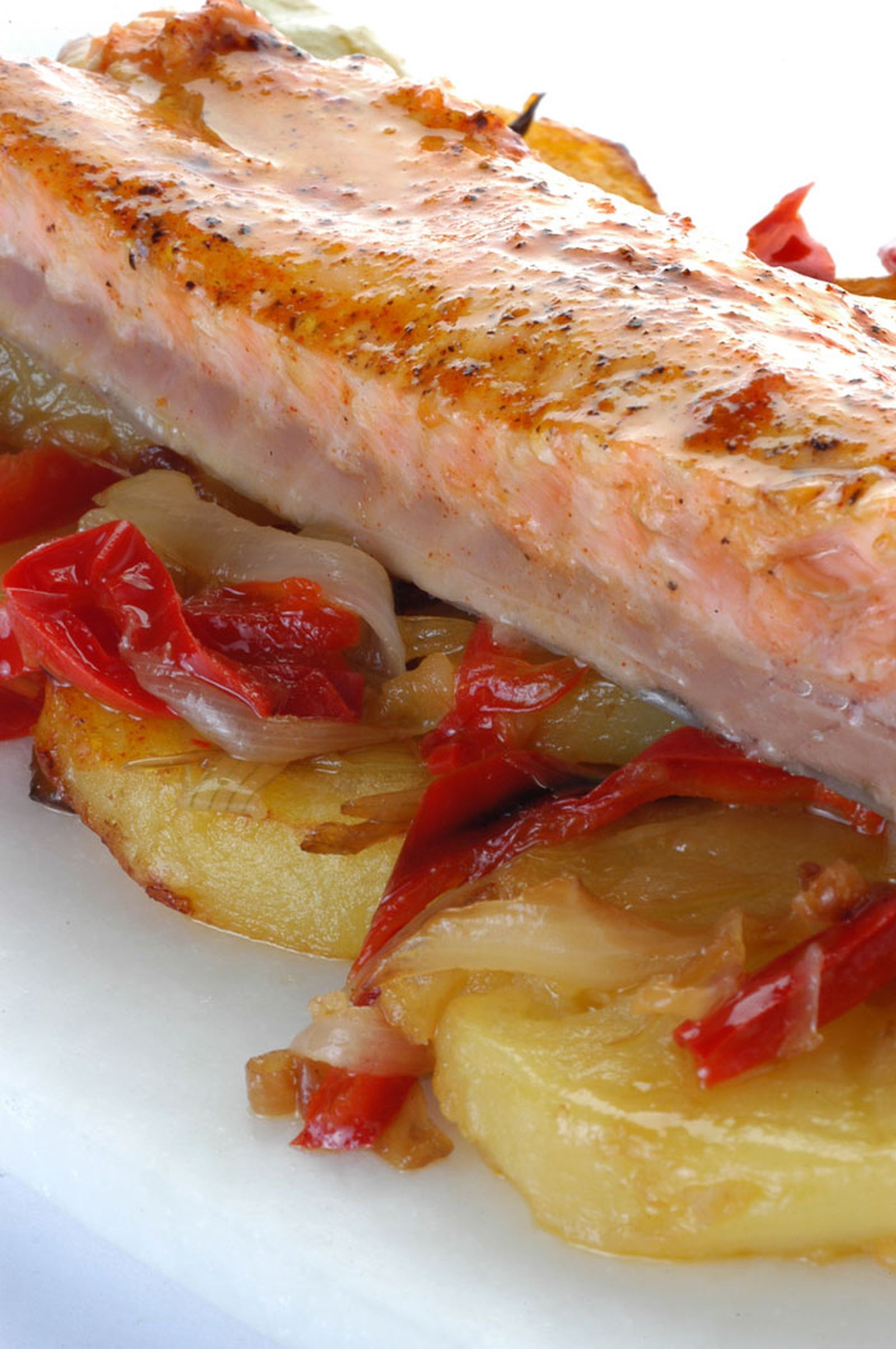 Cola de salmón con patatas panaderas