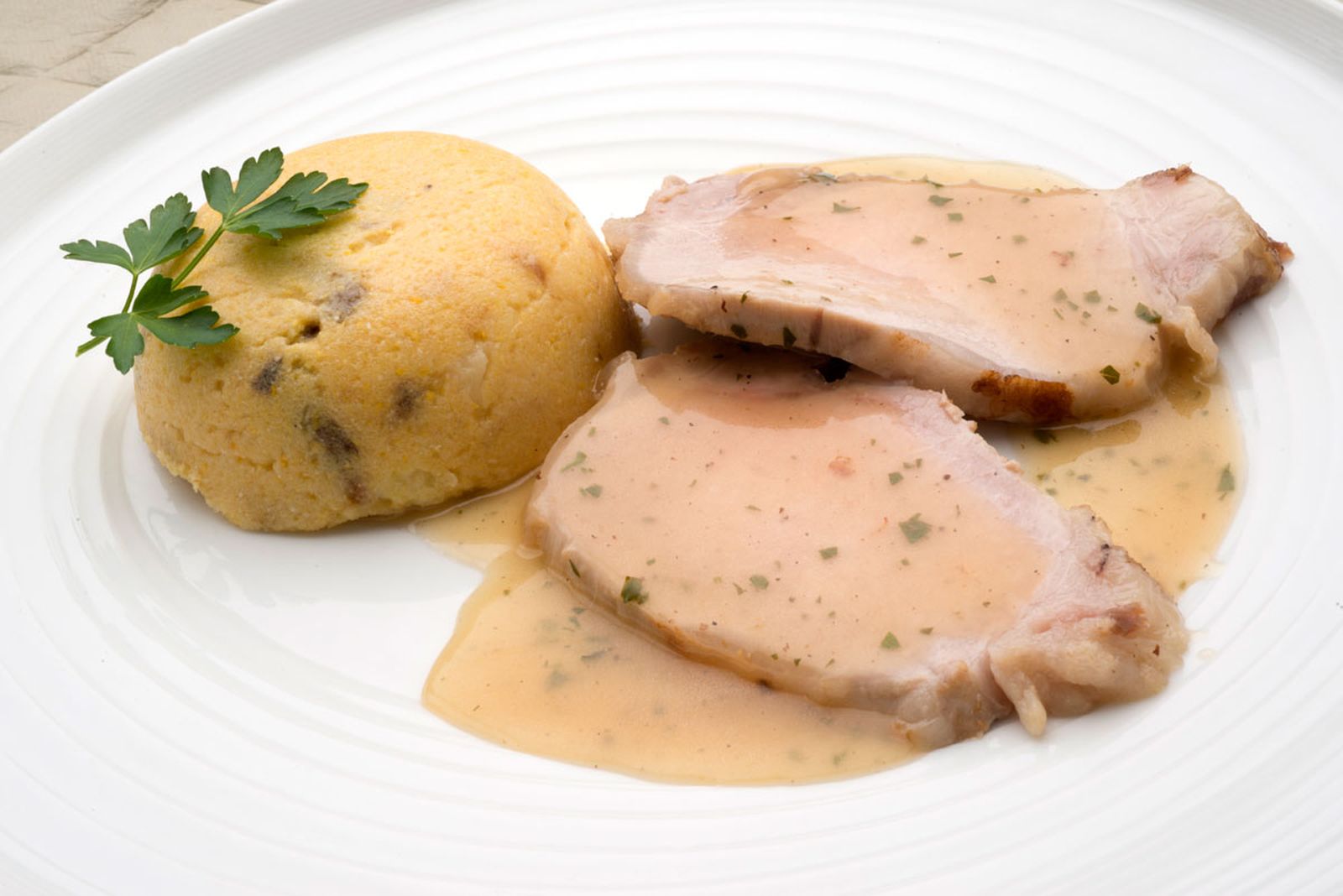 5522 1 Lomo a la canela con polenta de manzana y ciruelas (905) xl