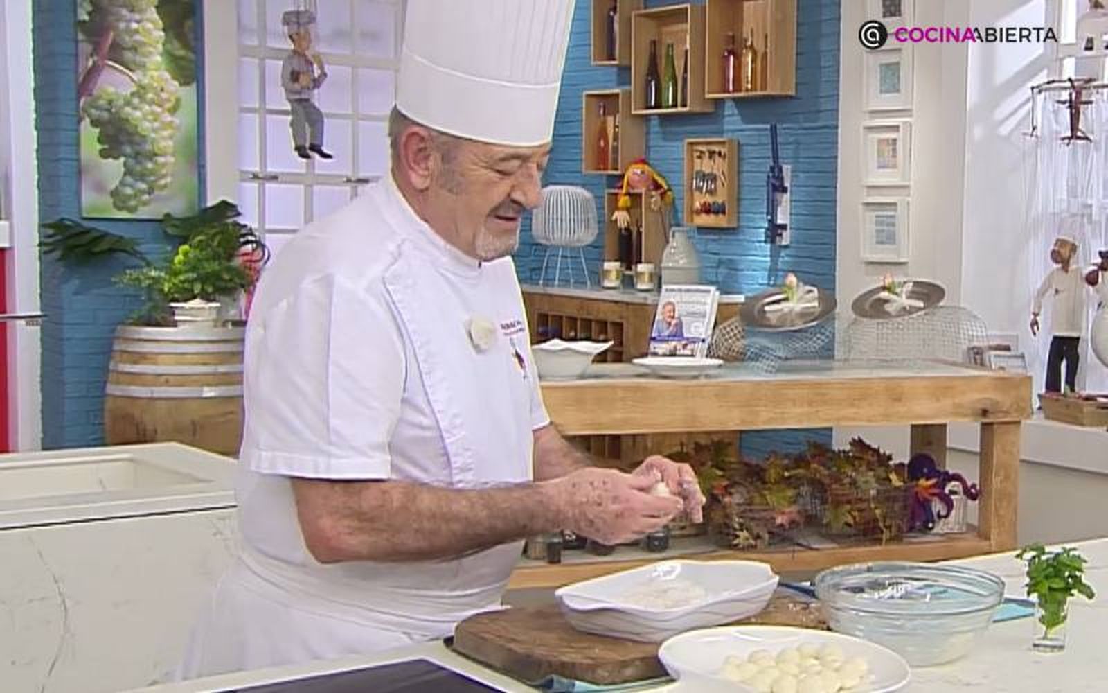 Haz las bolitas de coco de un tamaño similar