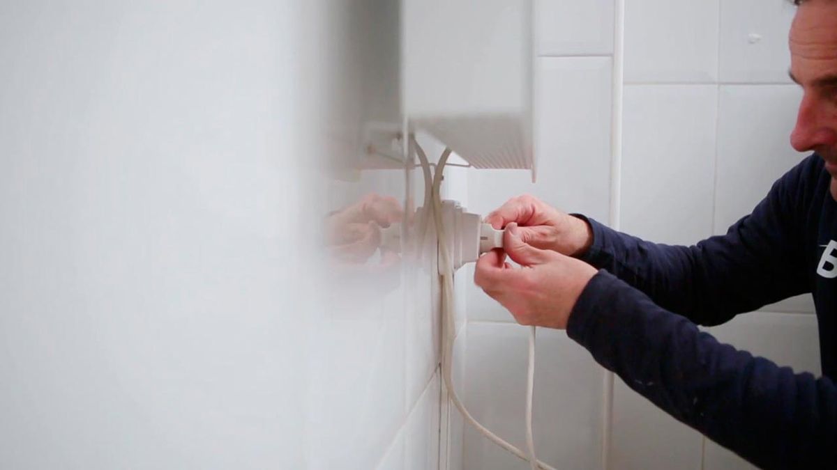 Colocar un calefactor toallero en el baño paso 7