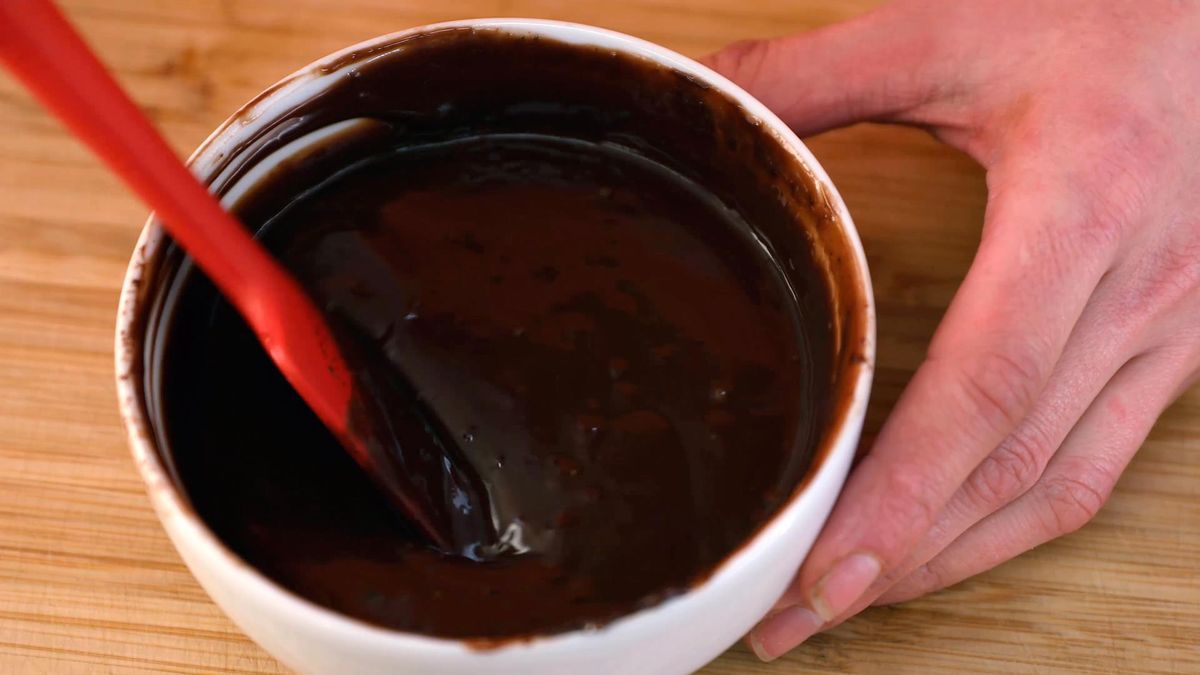 Roscón de Reyes bombón cubierto de chocolate y relleno de nata   paso 6