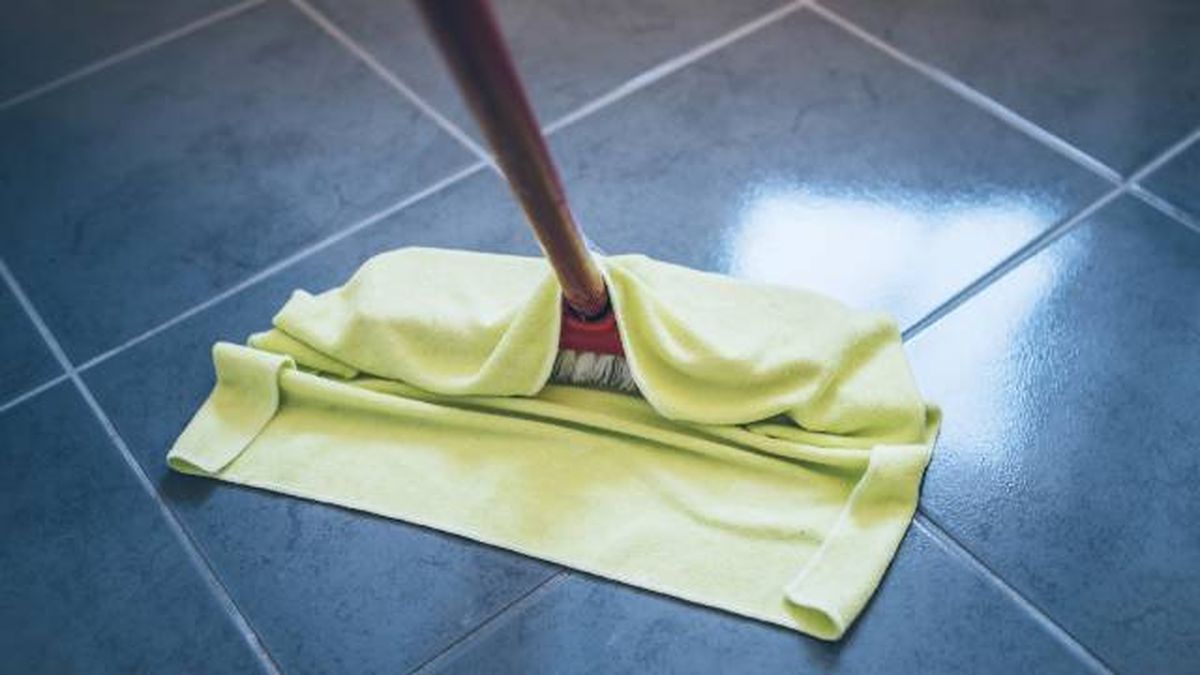 truco tiktok para evitar que la escoba se llene de pelos pelusas polvo