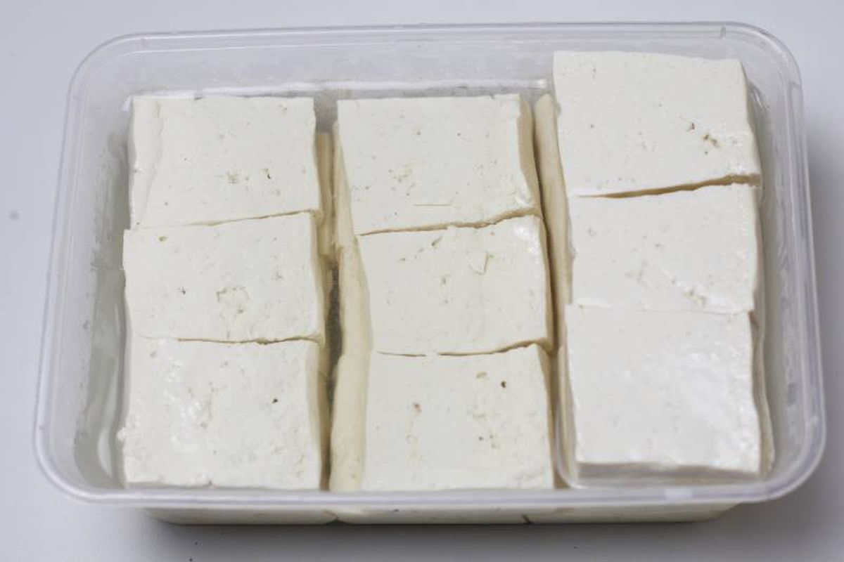 El tofu lo debes conservar siempre en agua