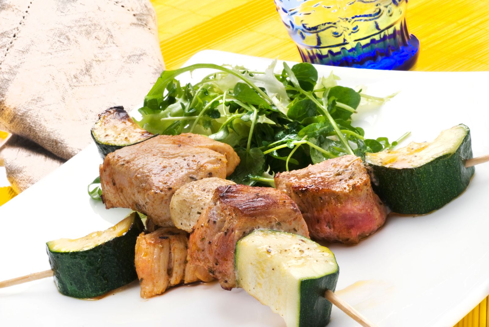 Brochetas de carne marinada con ensalada xl