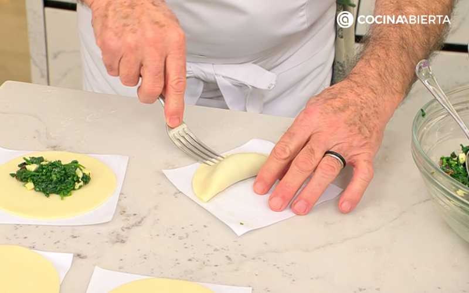 Rellena y sella las empanadillas con espinacas y huevo