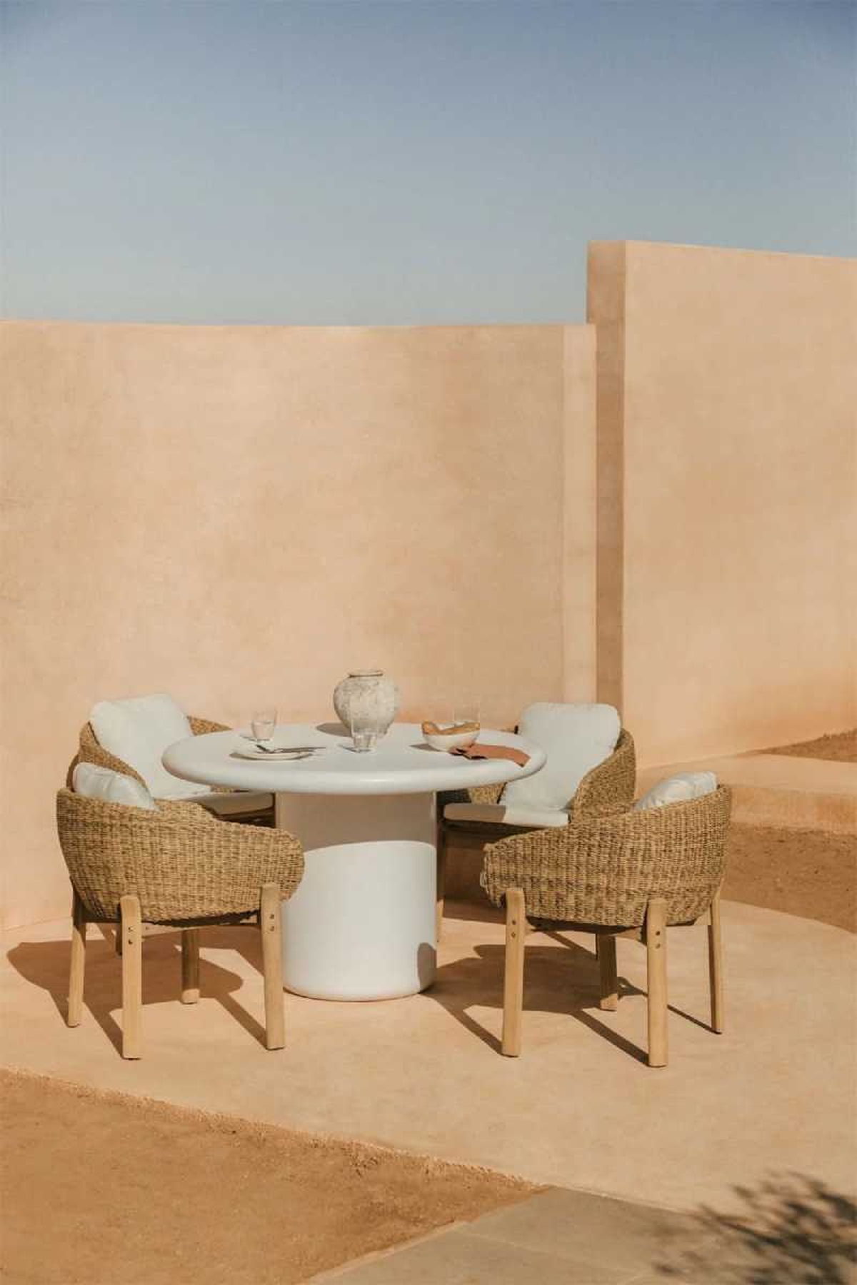 Mesa de jardín redonda con sillas Namara.