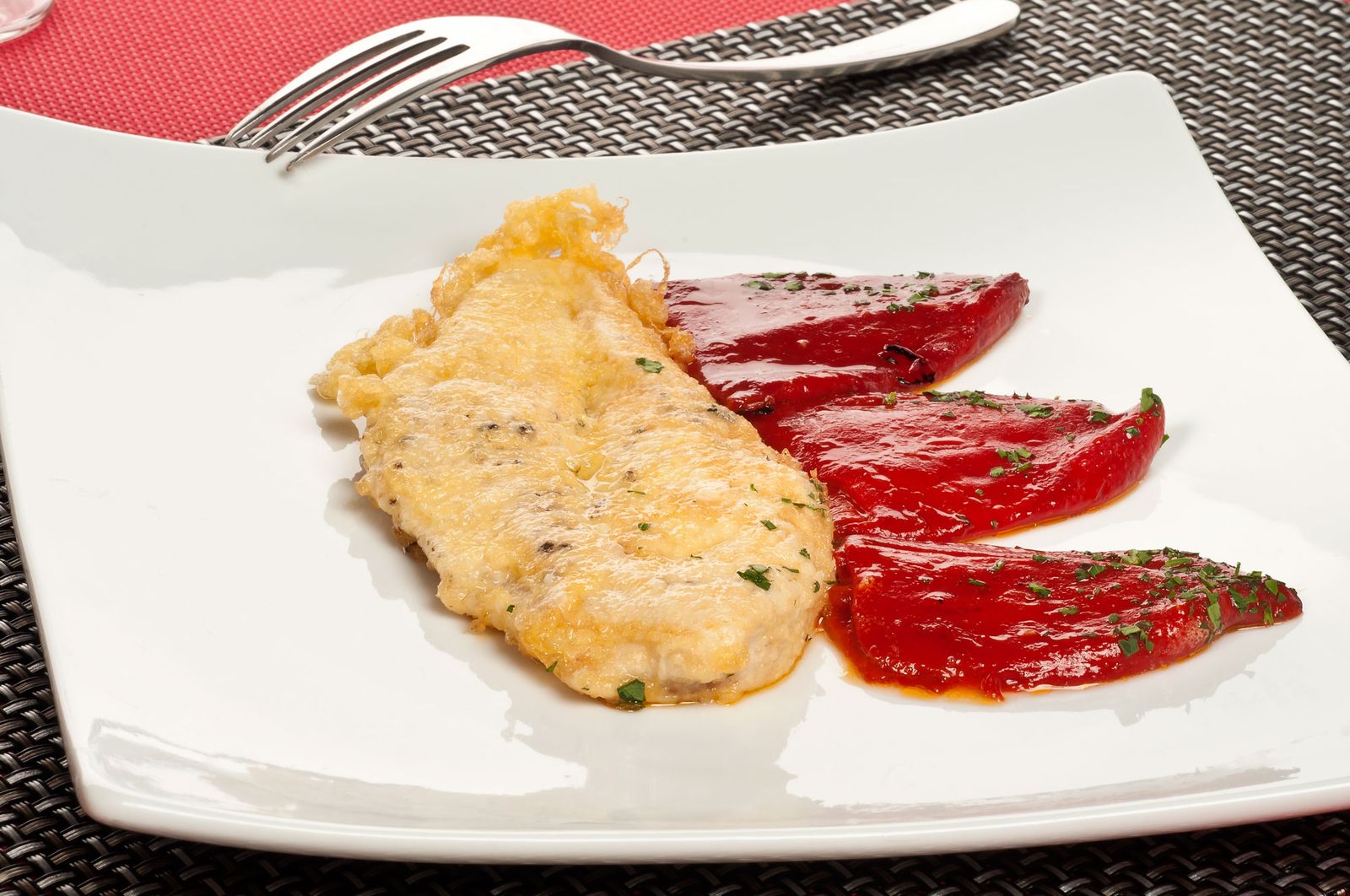 Pechugas de pollo rebozadas con piquillos xl