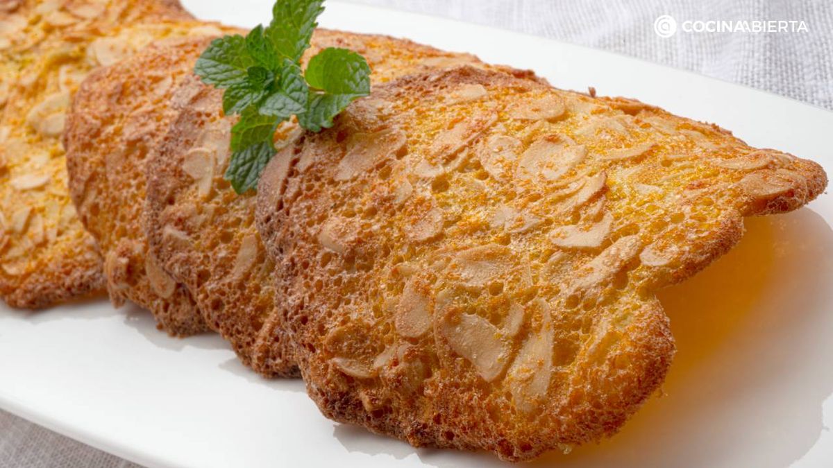 Las tejas de almendra y naranja son un postre tradicional muy fácil de hacer