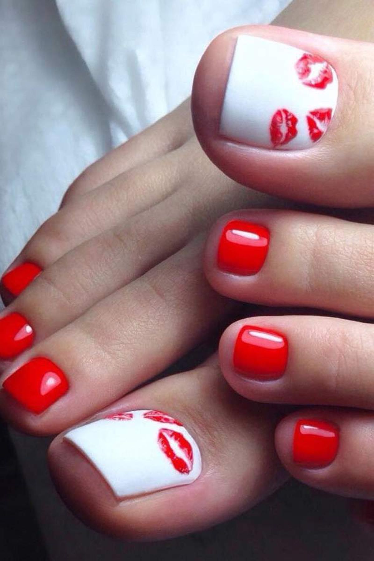 Pedicura combinada con labios rojos