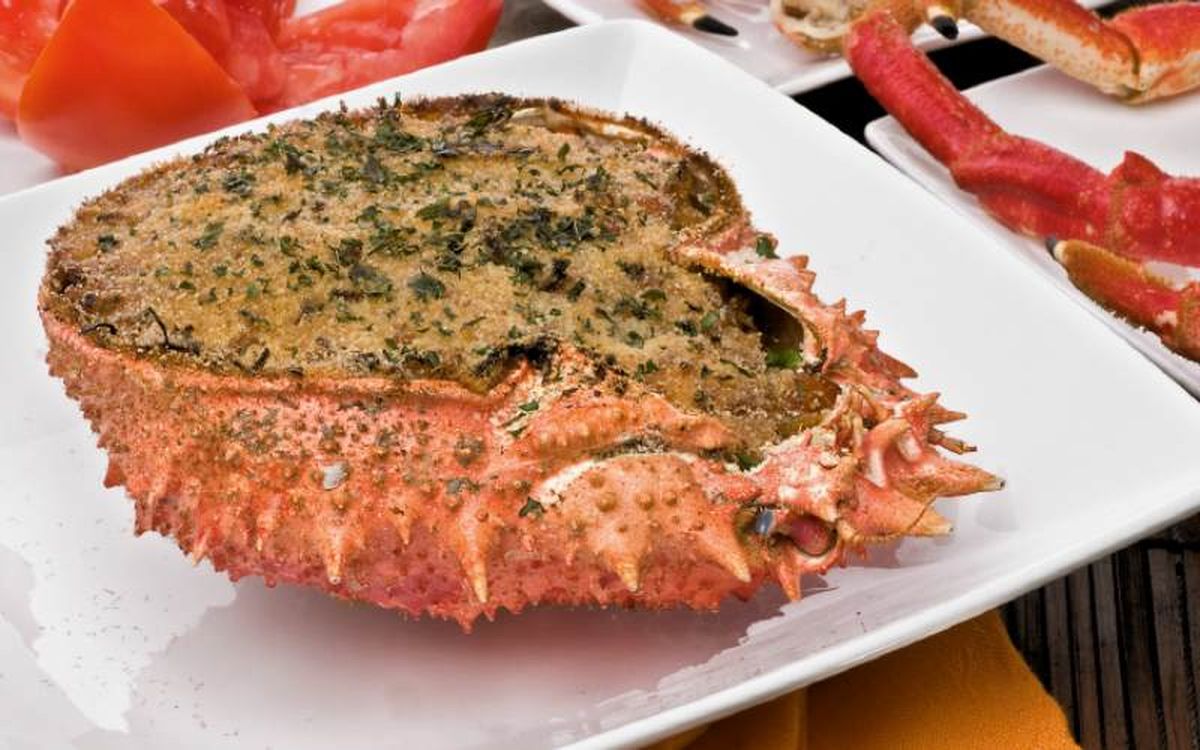 Sirve el txangurro recién gratinado