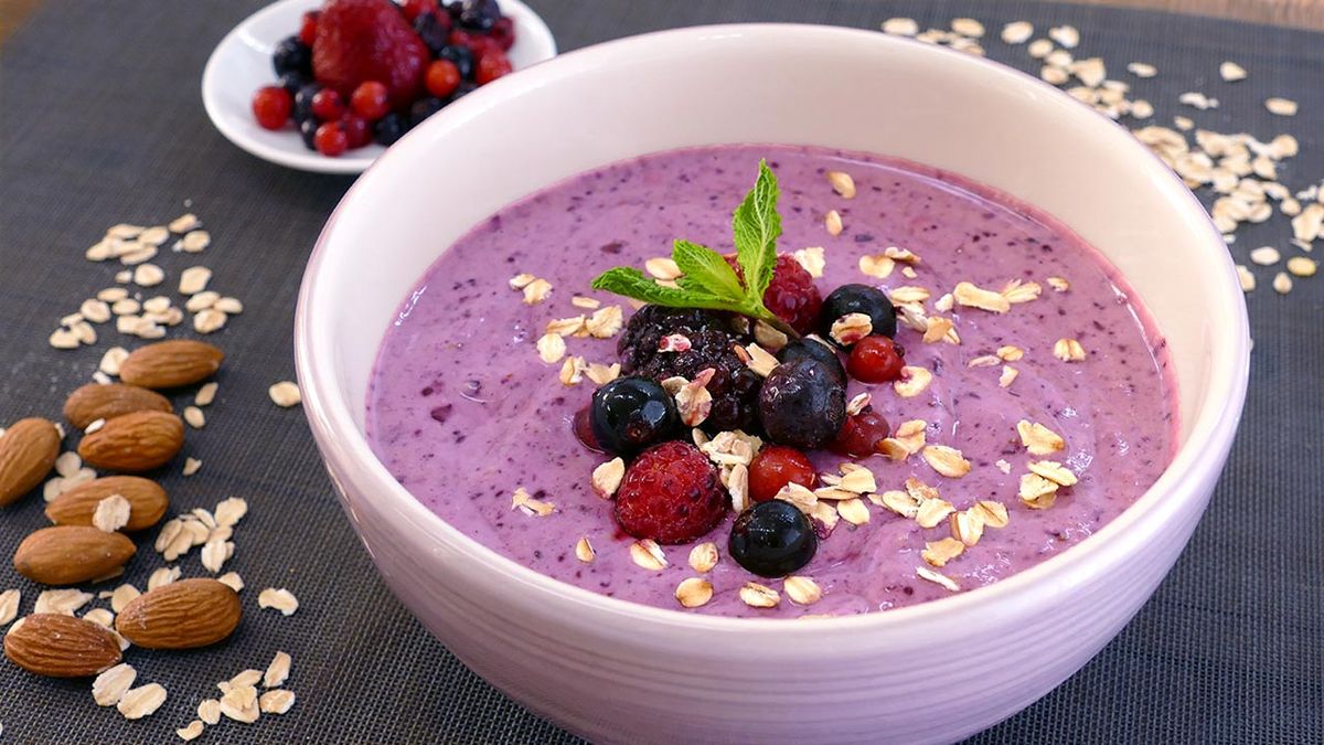 Receta de smoothie bowl de plátano y frutos rojos