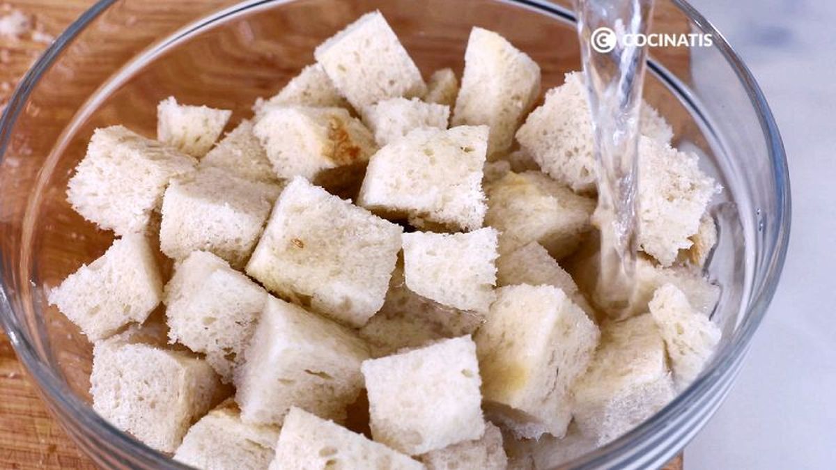 Ponemos el pan a remojo