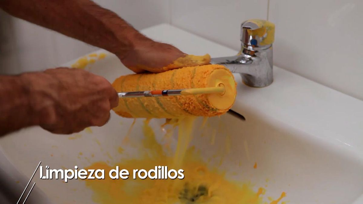 Cómo limpiar los rodillos después de pintar paso 2