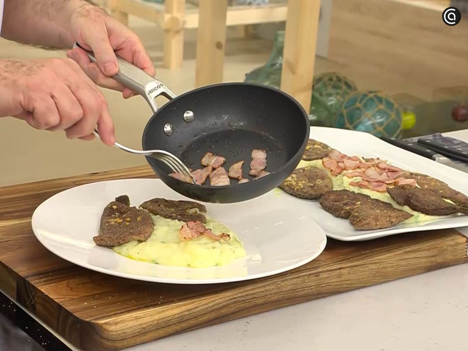Sirve el hígado de ternera con puré de patatas