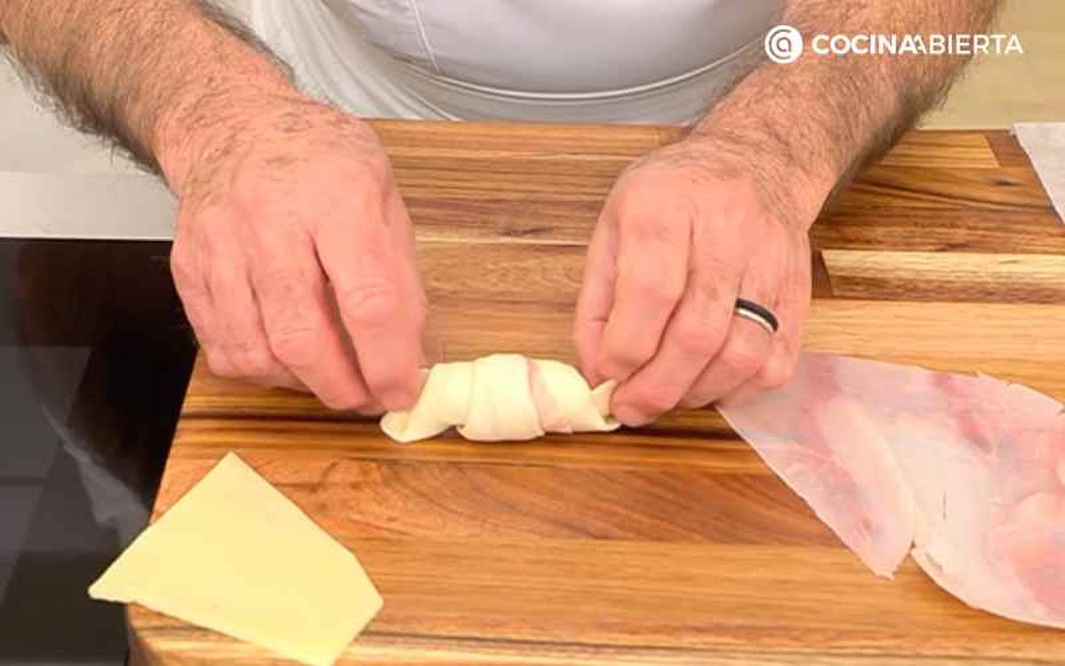 Forma los cuernitos del croissant