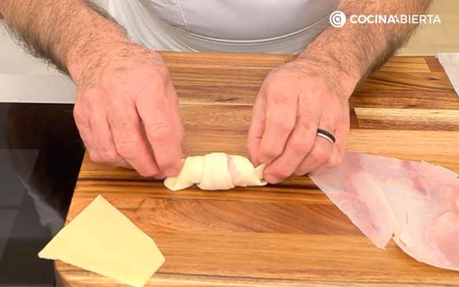 Forma los cuernitos del croissant