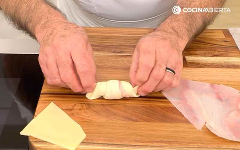 Forma los cuernitos del croissant