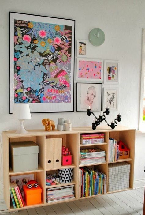 decorar salon cuadros al lado dela comoda 3