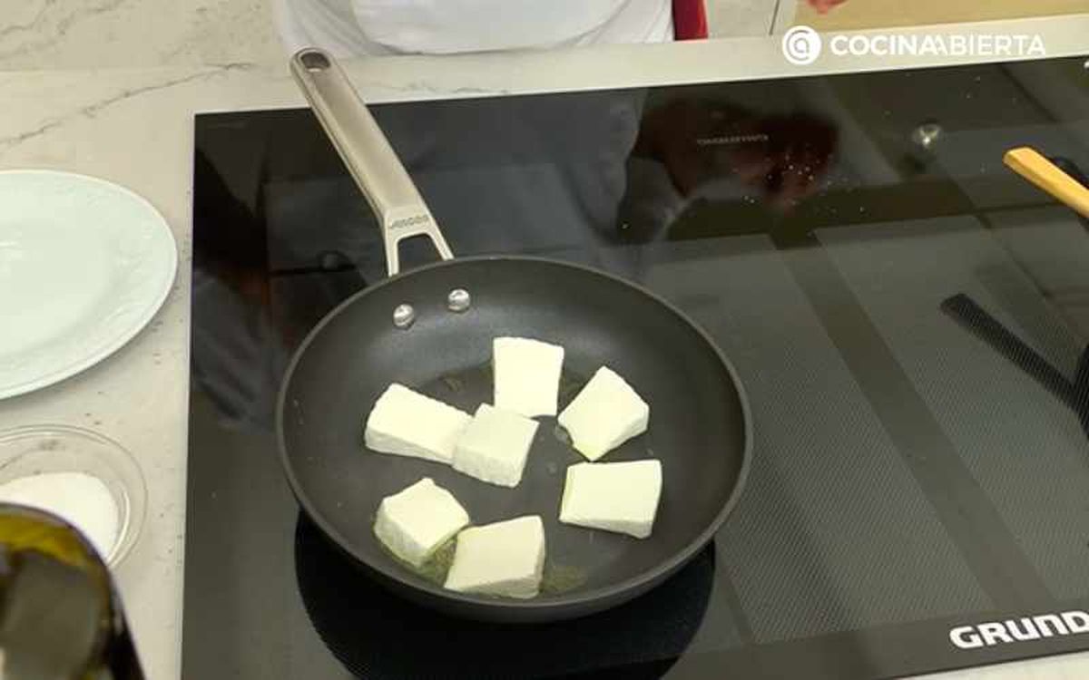 Dora el queso de cabra en una sartén