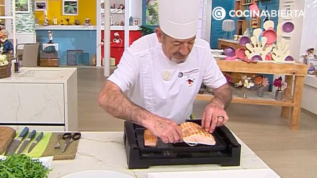 salmon a la plancha con crema aguacate y rucula receta karlos arguinano karl67440321 paso3
