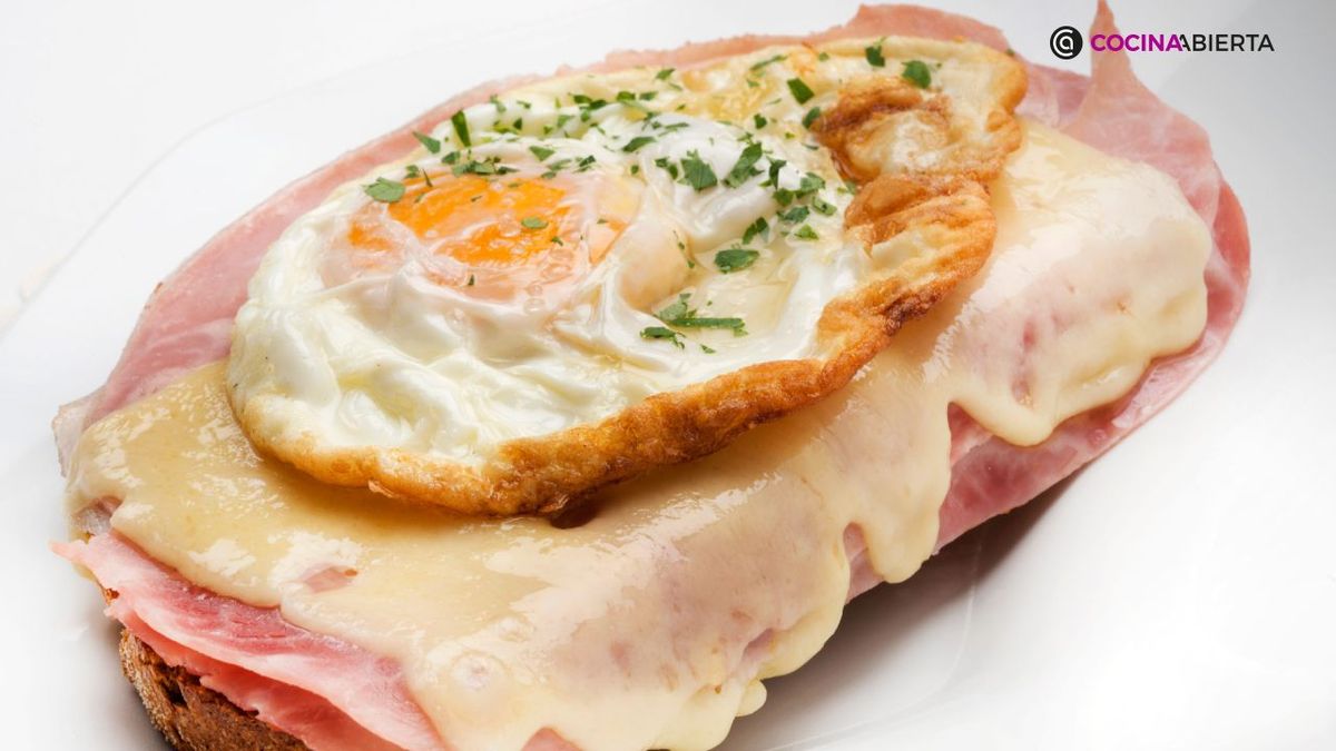 Esta tosta de jamón y queso es una opción perfecta para una cena rápida y ligera