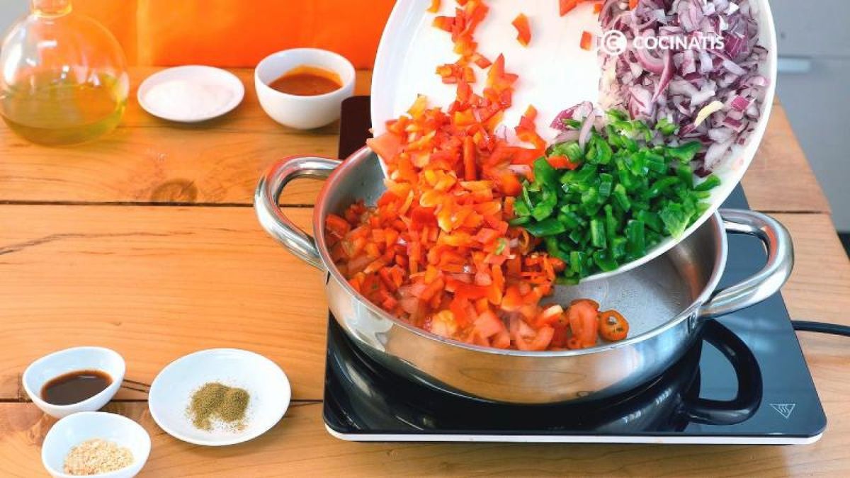 Añade las verduras picadas a una cazuela baja