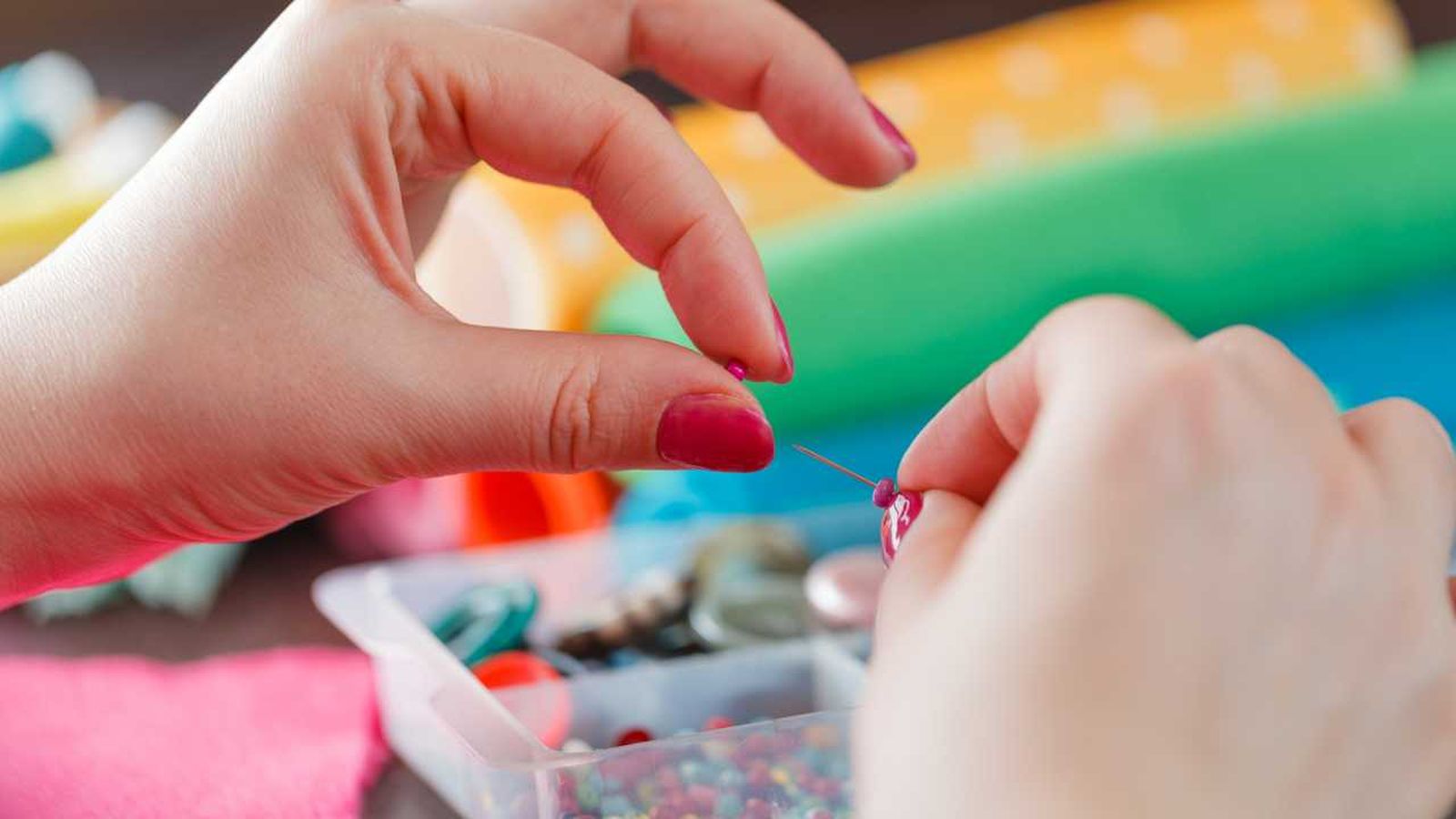 Decorar un alfiler con abalorios.