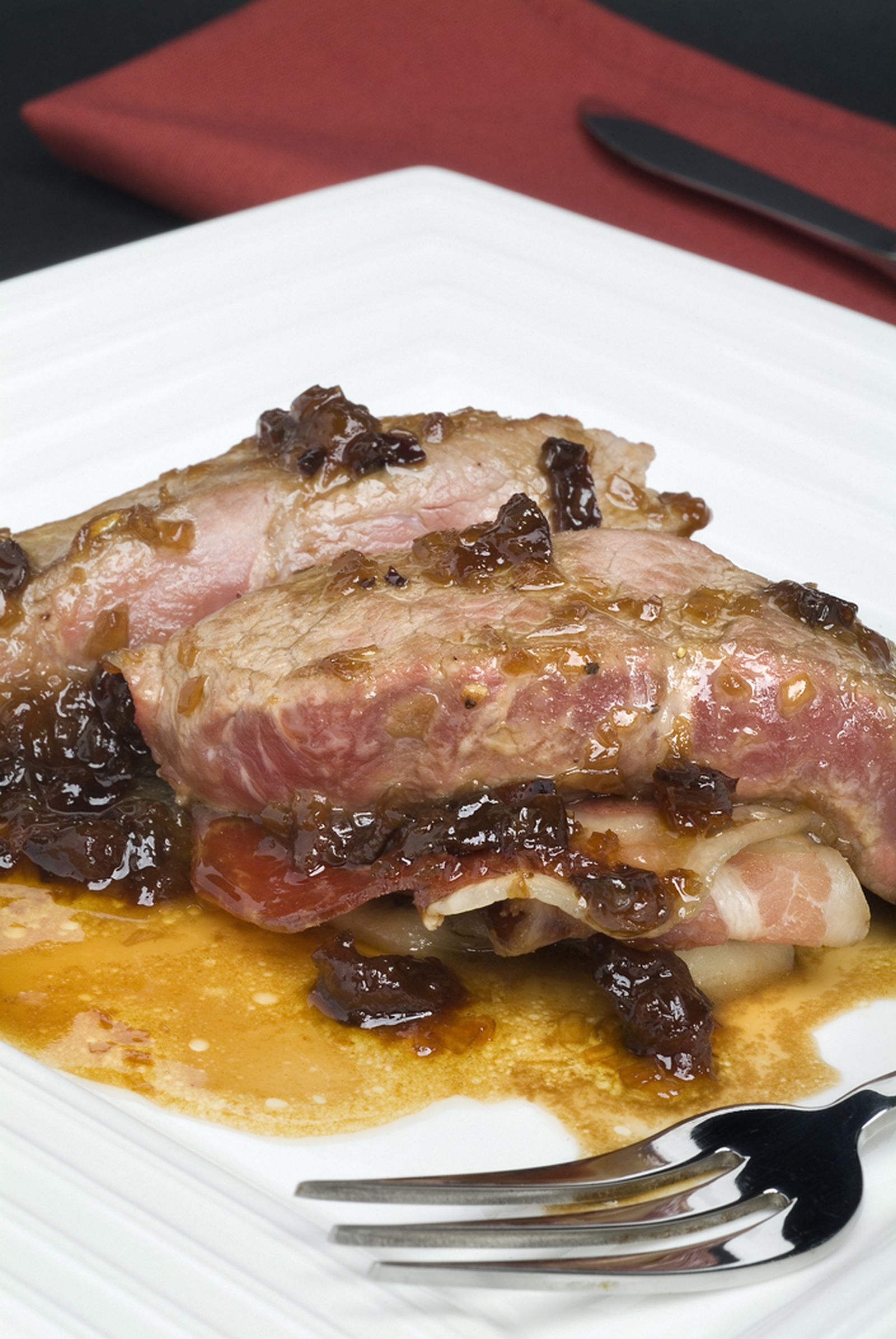 Espaldilla con salsa de ciruelas y txakoli