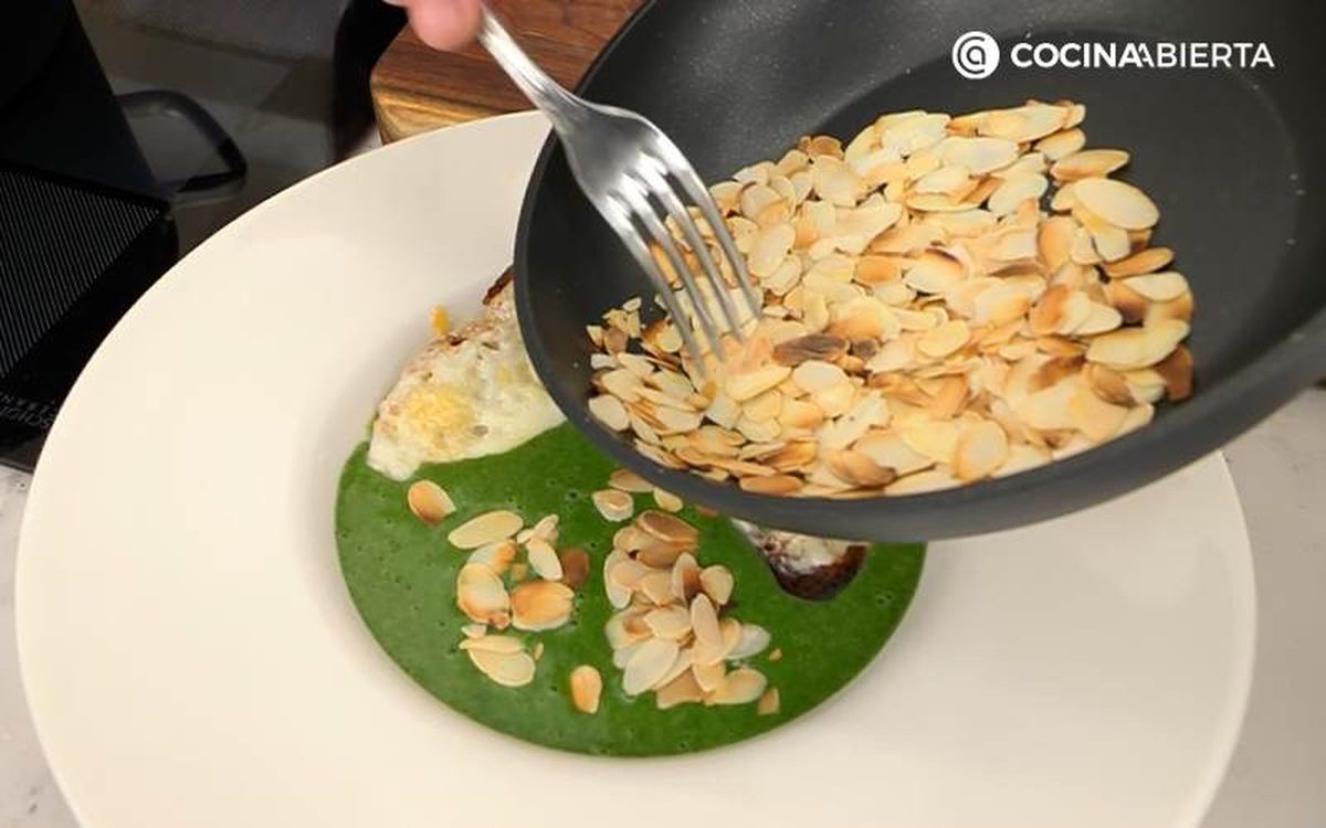 Pon las almendras laminadas sobre la crema