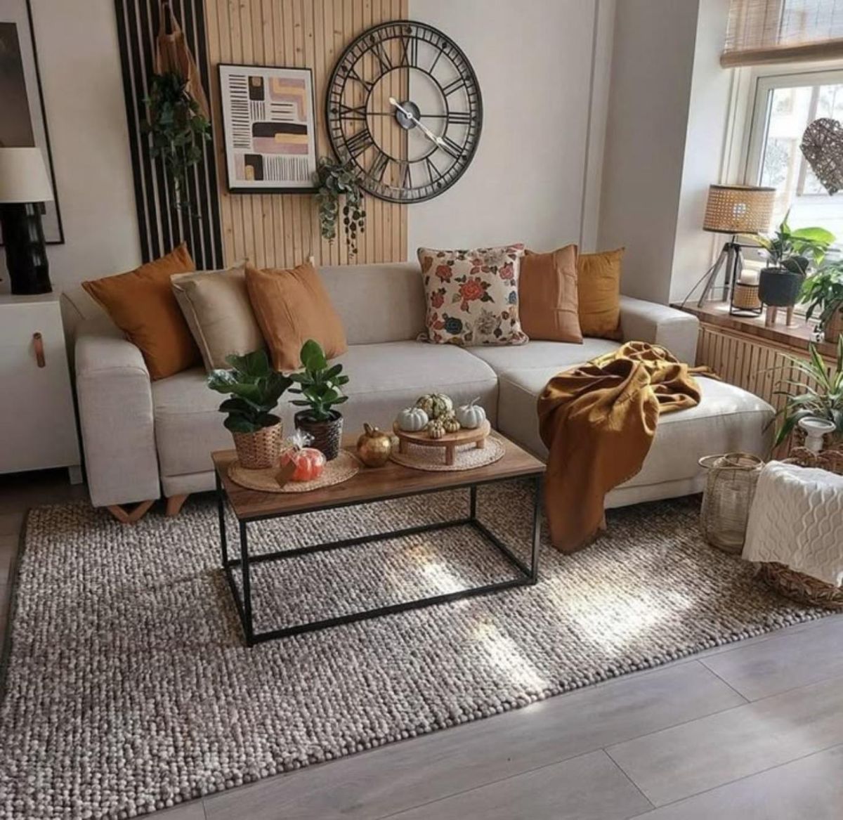 Salón clásico con sofá gris y cojín floral.