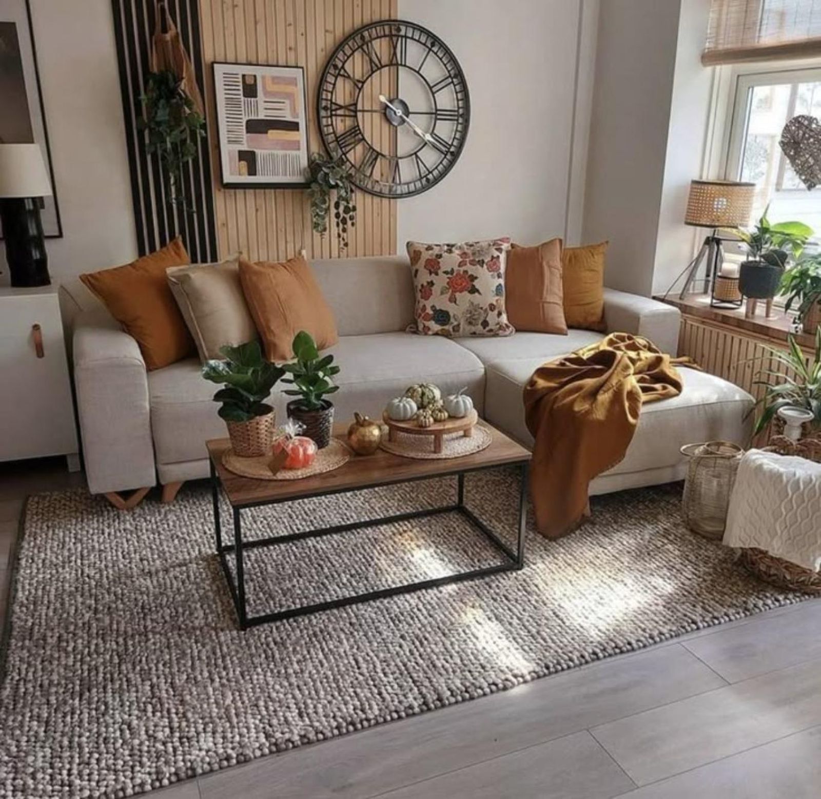 Salón clásico con sofá gris y cojín floral.