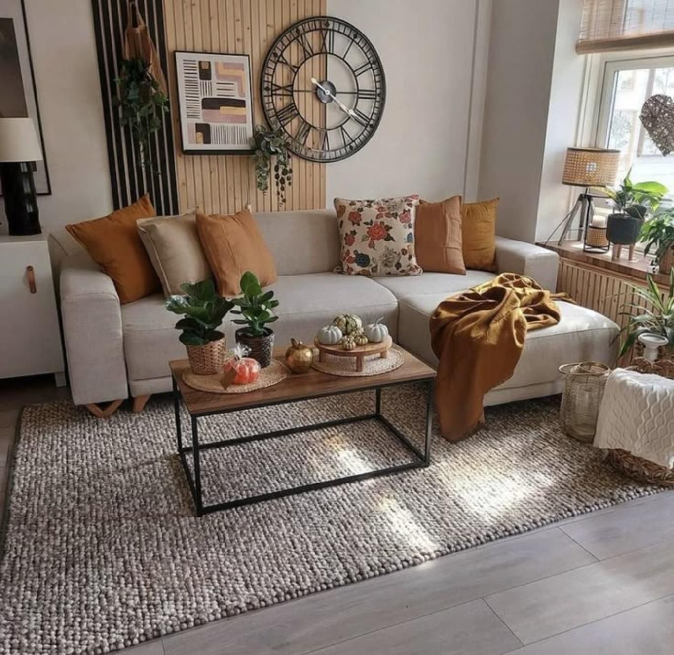 Salón clásico con sofá gris y cojín floral.