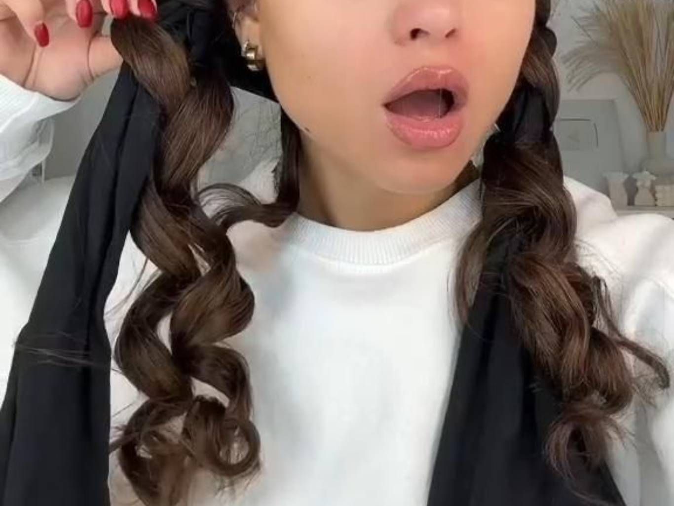 Al soltar los calcetines, el pelo queda con rizos definidos y naturales.