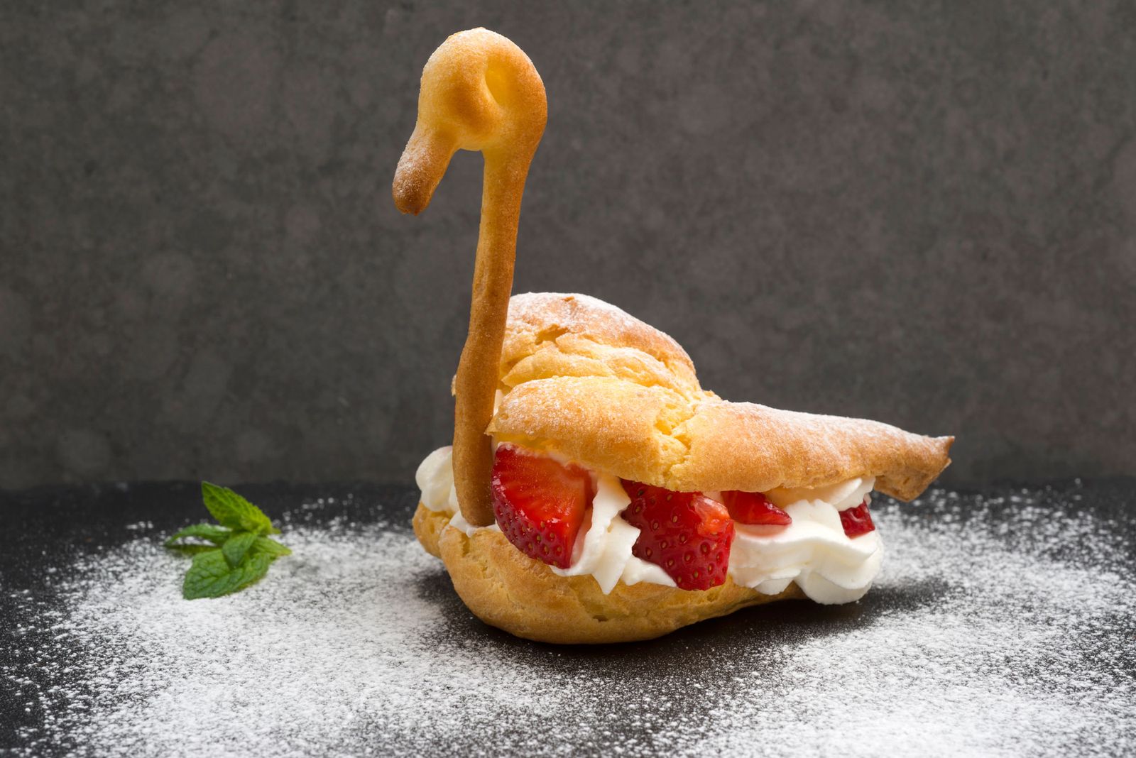 HCTU0323 2 Cisnes rellenos de nata xl