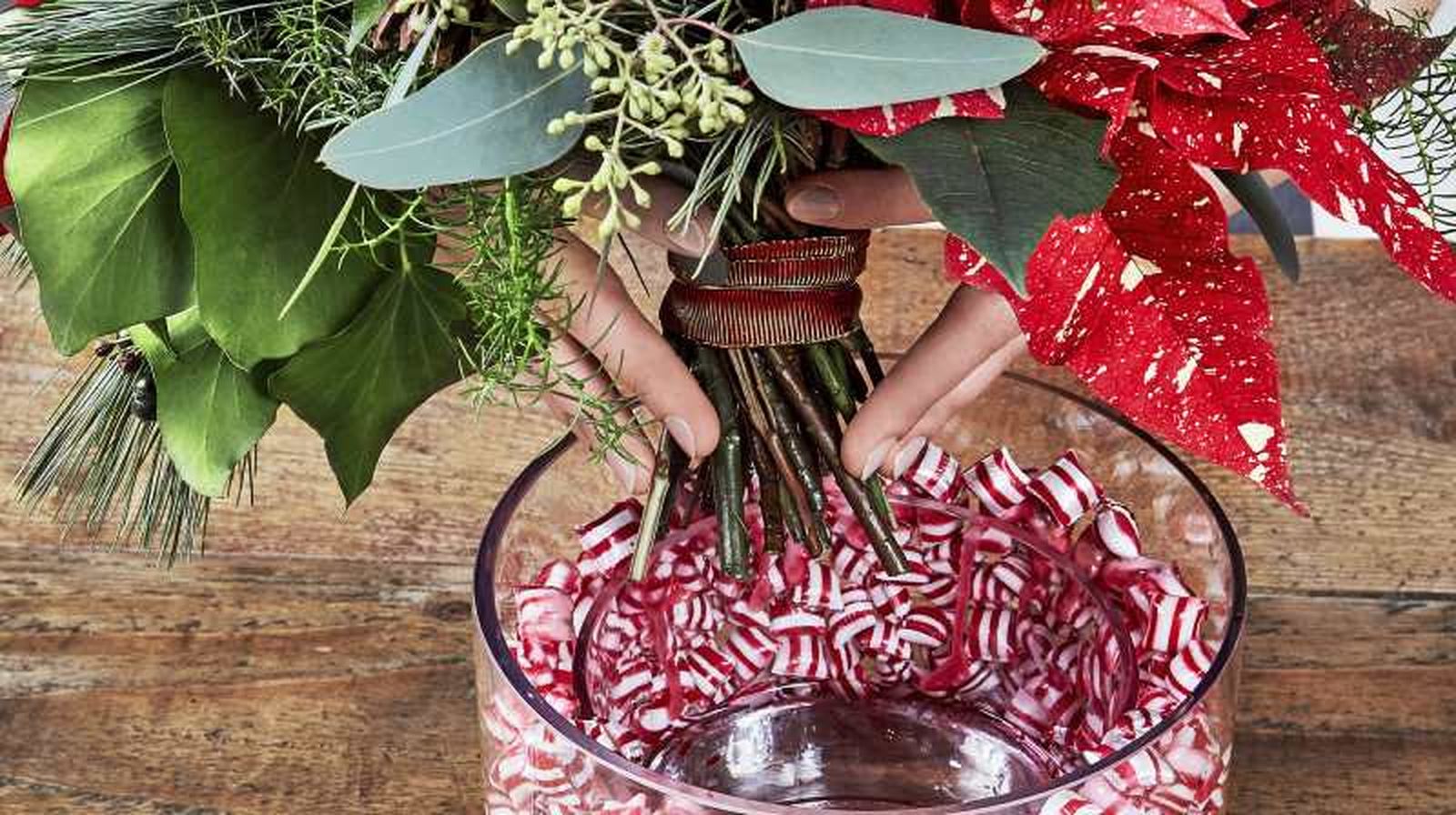 Introduce el ramo de poinsettias