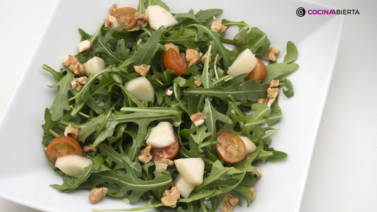 La ensalada de rúcula y pera acompaña muy bien a carnes y pescados