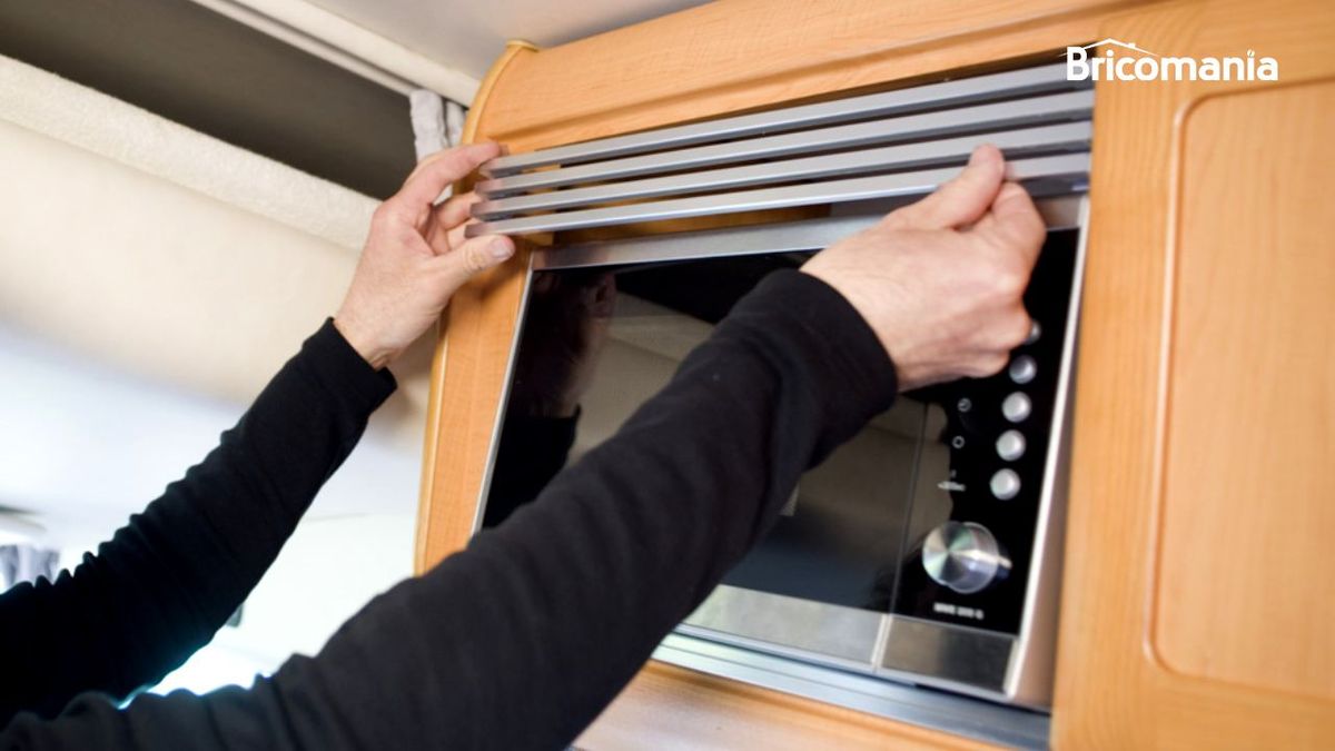 Instalación de una rejilla para microondas