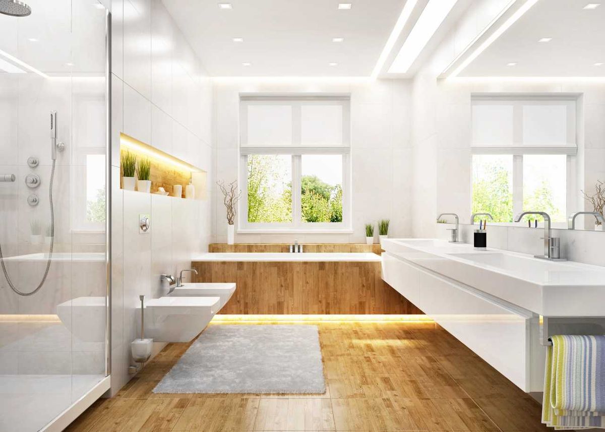 Baño elegante con suelo de madera.