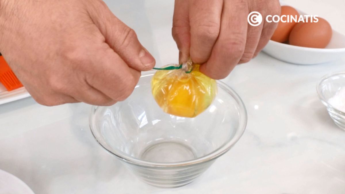 08 receta huevos poche con gulas paso 2