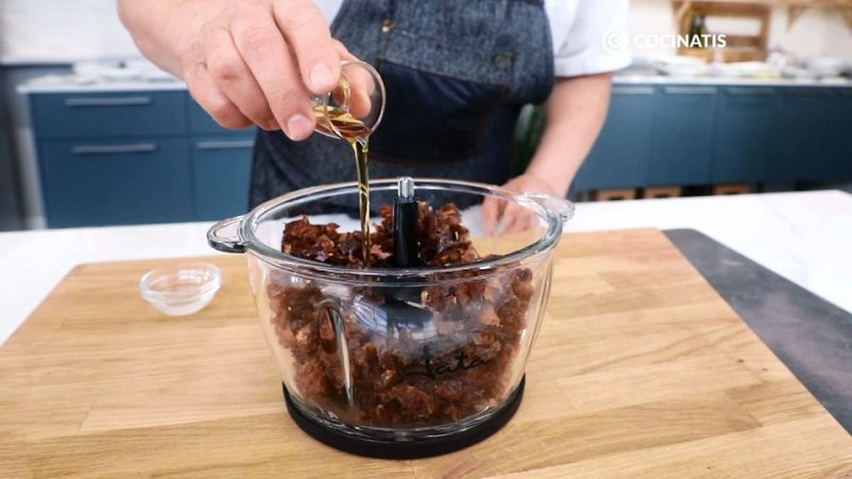 Trituramos los ingredientes para las bolitas en la picadora