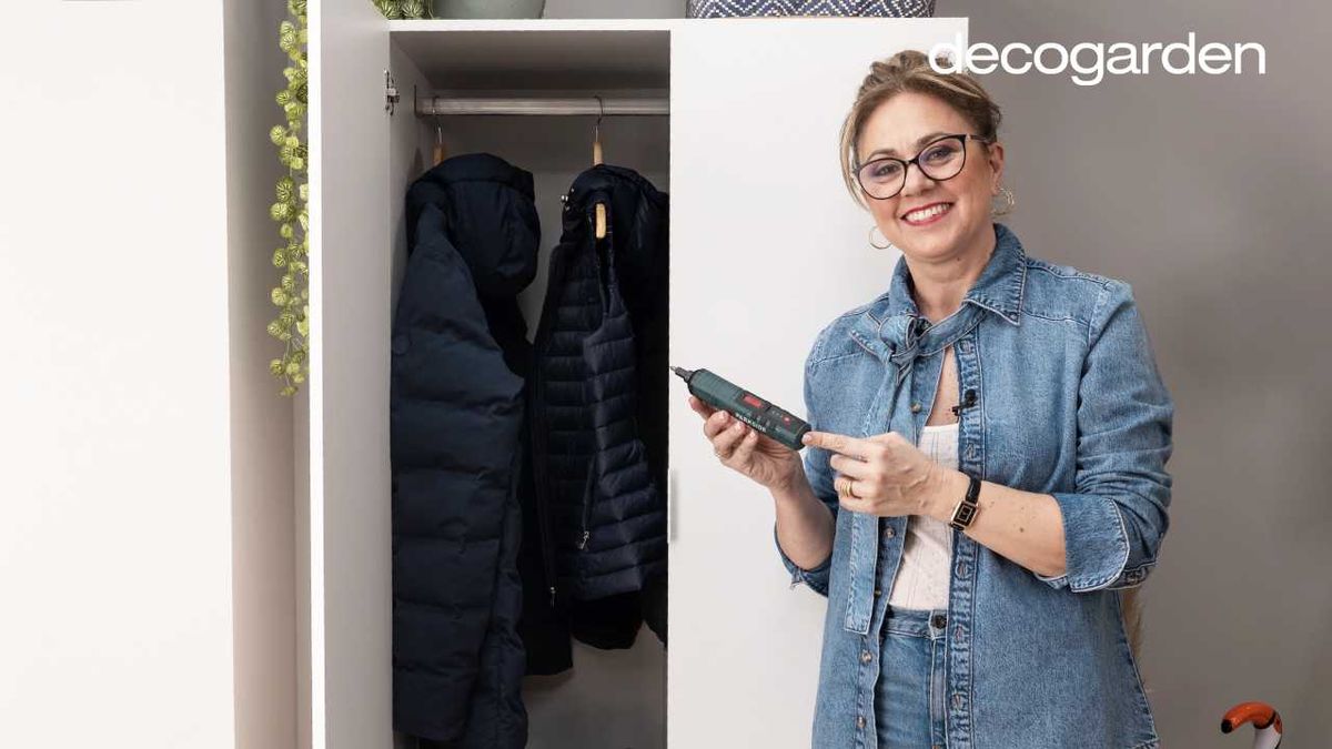 Yolanda Alzola frente al armario ropero recién montado.