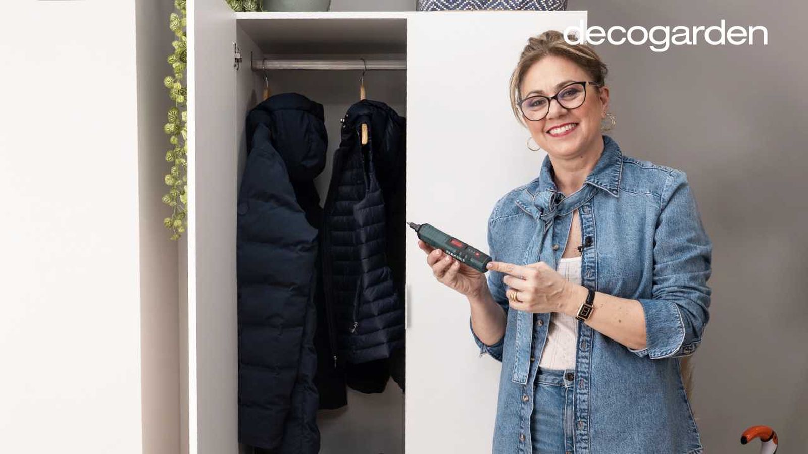 Yolanda Alzola frente al armario ropero recién montado.