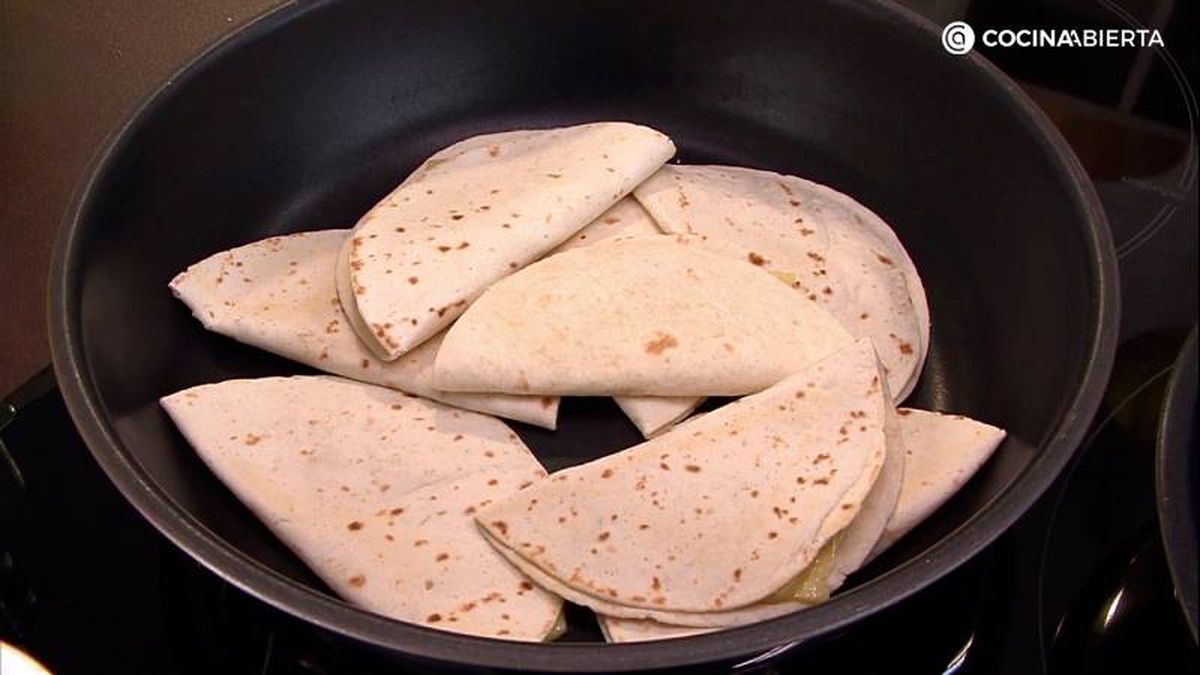 Calienta las tortillas rellenas de queso en la sartén