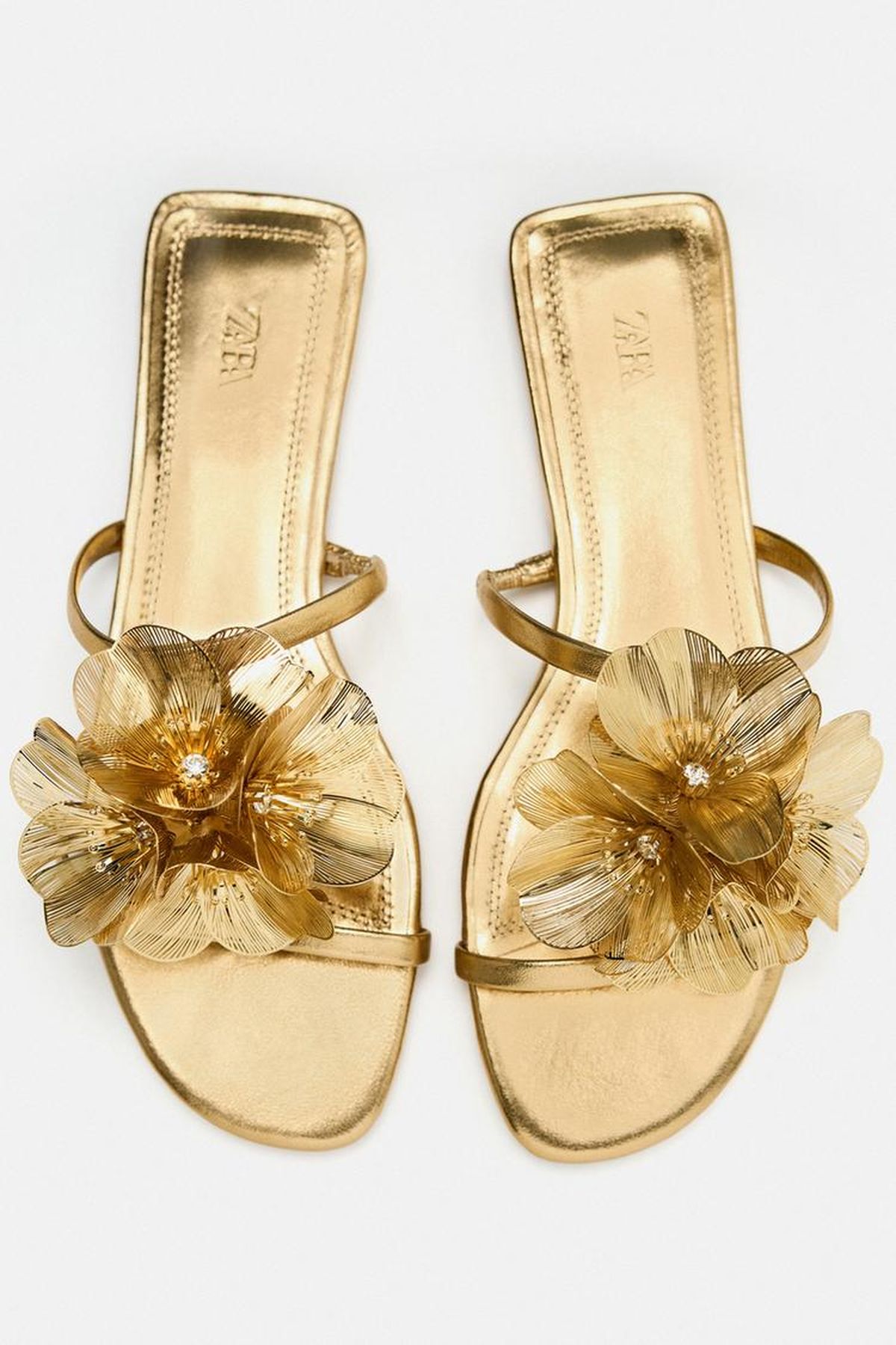 Sandalia plana dorada con flores